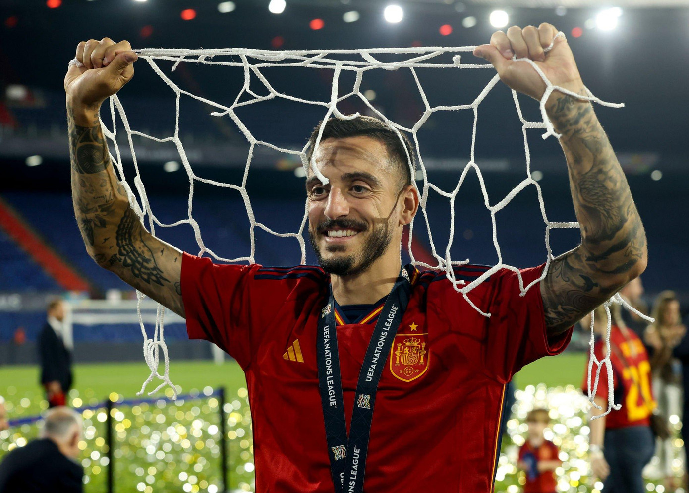Joselu cắt lưới ăn mừng chức vô địch Nations League cùng Tây Ban Nha Joselu cắt lưới ăn mừng chức vô địch Nations League cùng Tây Ban Nha