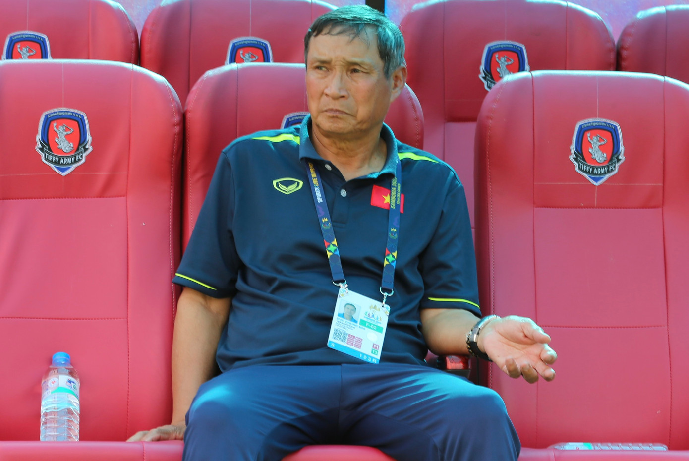 HLV Mai Đức Chung trầm ngâm trên ghế huấn luyện. Ảnh: Văn Thỏa HLV Mai Đức Chung trầm ngâm trên ghế huấn luyện. Ảnh: Văn Thỏa