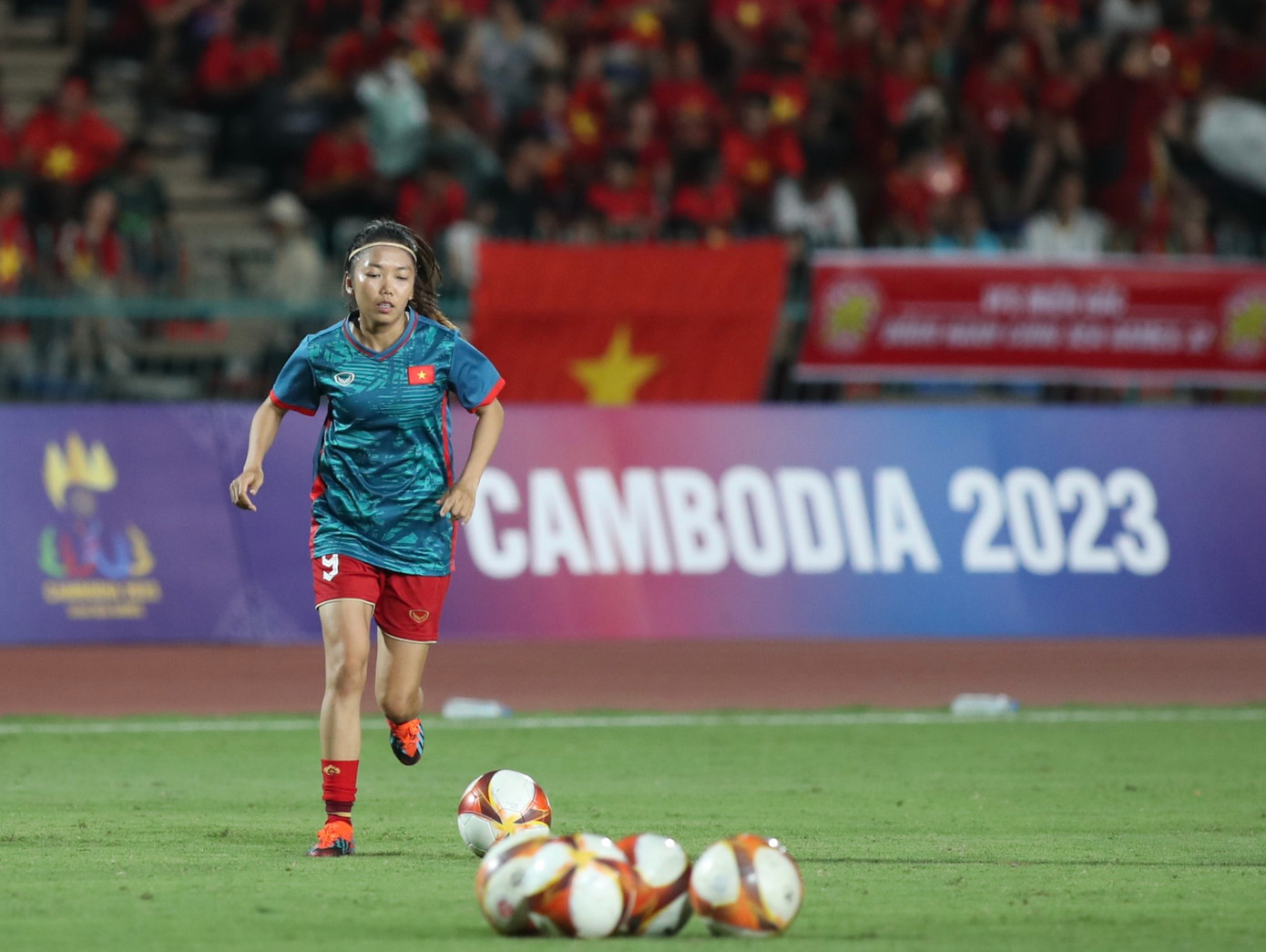 Huỳnh Như tiếp tục là cái tên được chú ý nhất trên sân. Ảnh: Văn Thỏa Huỳnh Như tiếp tục là cái tên được chú ý nhất trên sân. Ảnh: Văn Thỏa