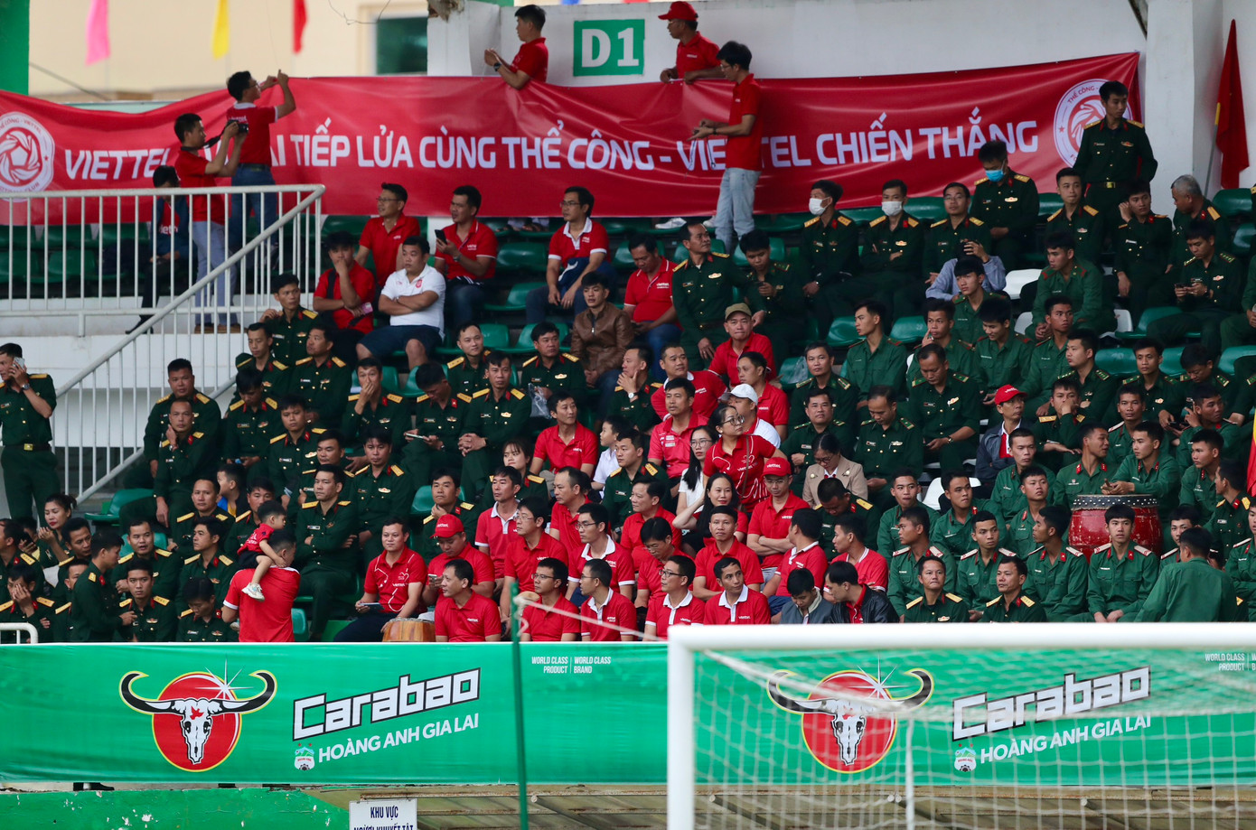 Có khá nhiều cổ động viên Thể Công Viettel đến sân Pleiku. Ảnh: Duy Anh Có khá nhiều cổ động viên Thể Công Viettel đến sân Pleiku. Ảnh: Duy Anh