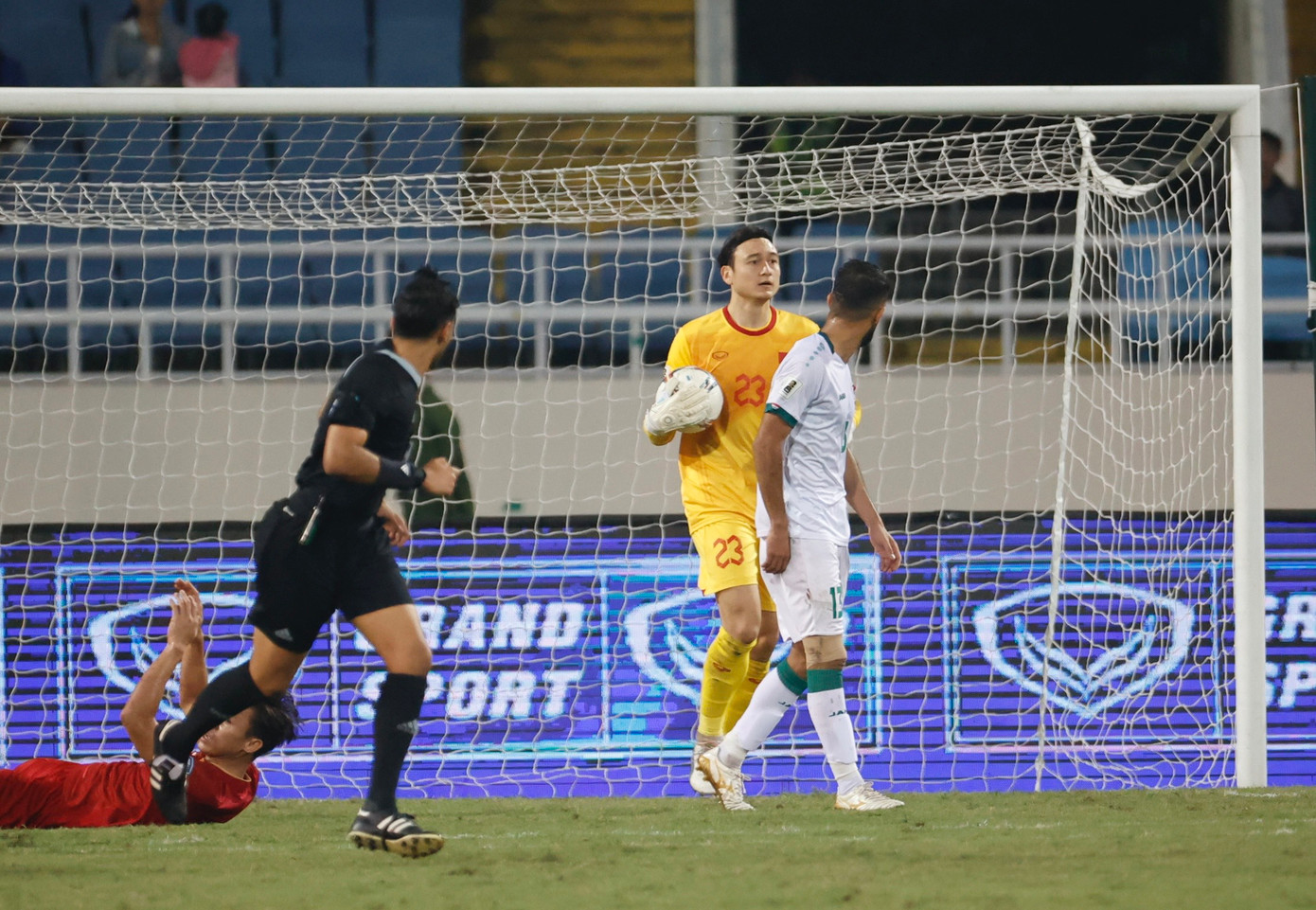 Hàng thủ Việt Nam đang dựa nhiều vào Văn Lâm. Ảnh: Như Ý