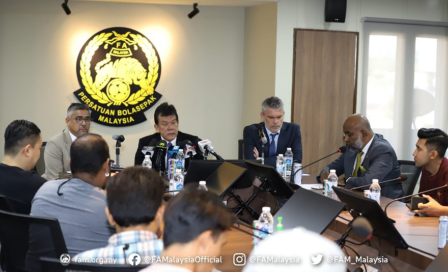 HLV Elavarasan (giữa) họp báo tiết lộ kế hoạch chuẩn bị cho SEA Games 32. Ảnh: FAM HLV Elavarasan (giữa) họp báo tiết lộ kế hoạch chuẩn bị cho SEA Games 32. Ảnh: FAM