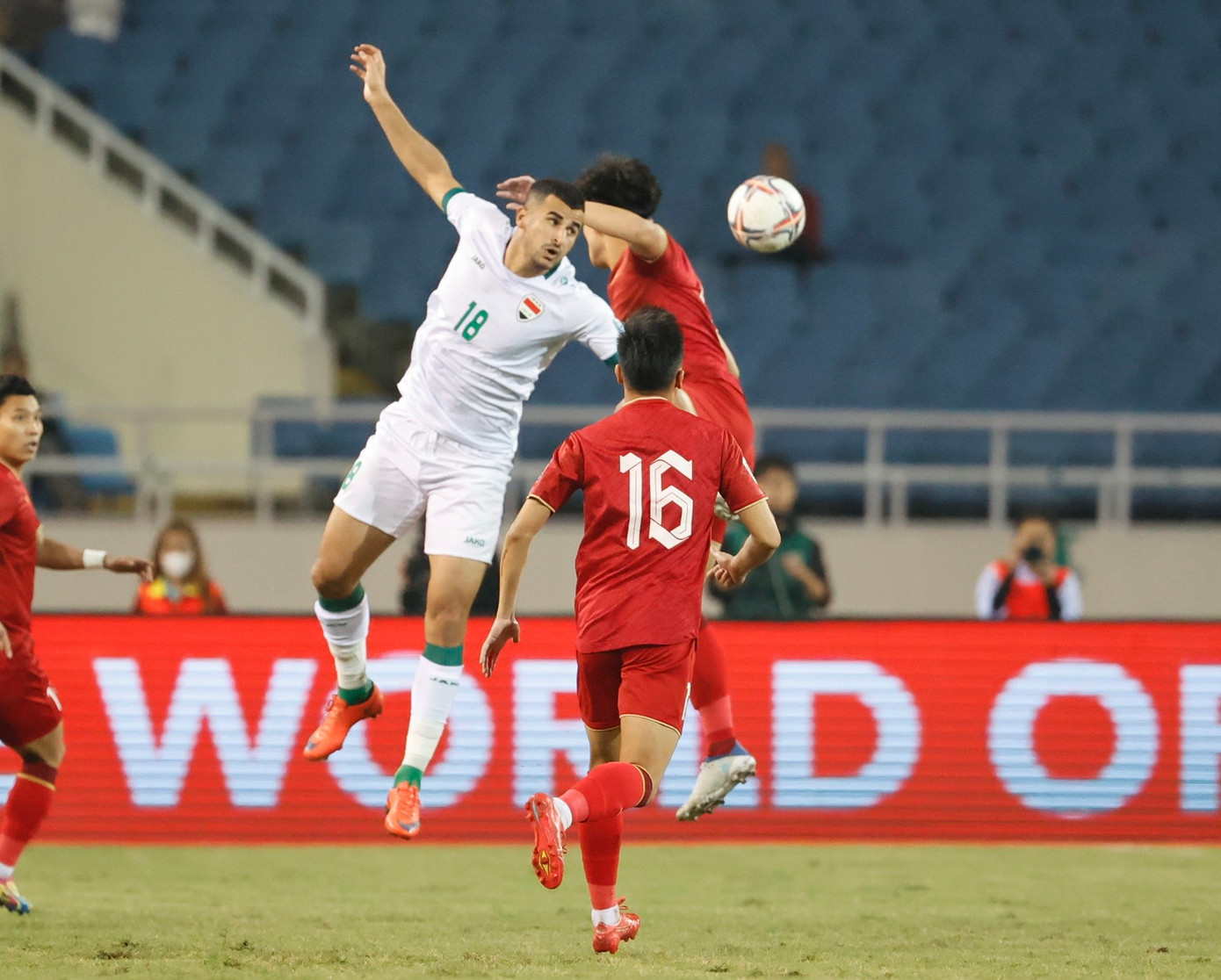 Tuyển Việt Nam không ngại bóng bổng. Ảnh: Như Ý