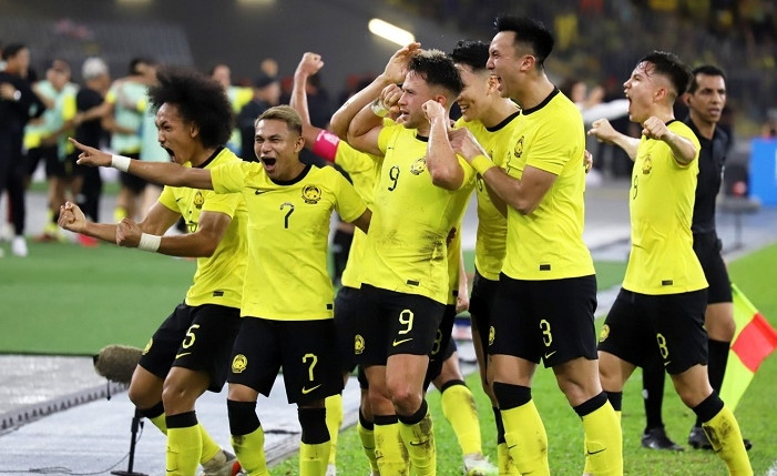 Các cầu thủ Malaysia ăn mừng bàn thắng trước Singapore Các cầu thủ Malaysia ăn mừng bàn thắng trước Singapore