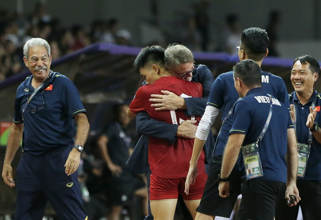 Đình Bắc ôm chầm HLV Troussier ăn mừng bàn thắng. Ảnh: VFF Đình Bắc ôm chầm HLV Troussier ăn mừng bàn thắng. Ảnh: VFF