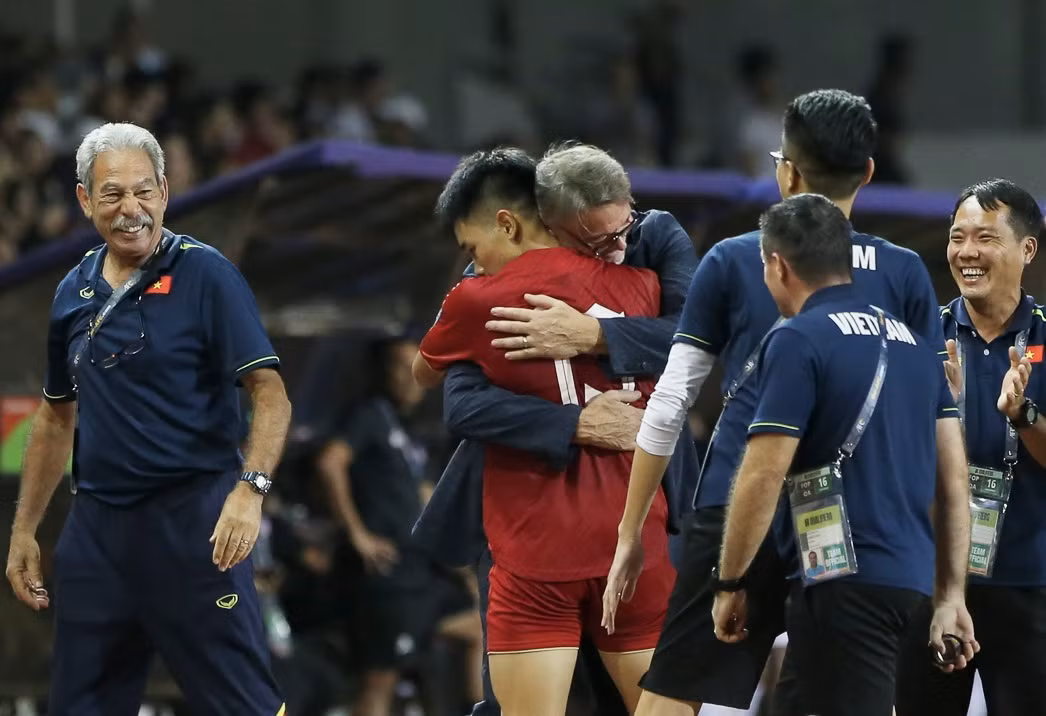 Đình Bắc ôm chầm HLV Troussier ăn mừng bàn thắng. Ảnh: VFF Đình Bắc ôm chầm HLV Troussier ăn mừng bàn thắng. Ảnh: VFF