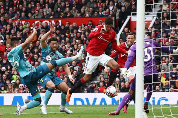 Chơi thiếu người trong 60 phút, MU may mắn thoát thua ảnh 11