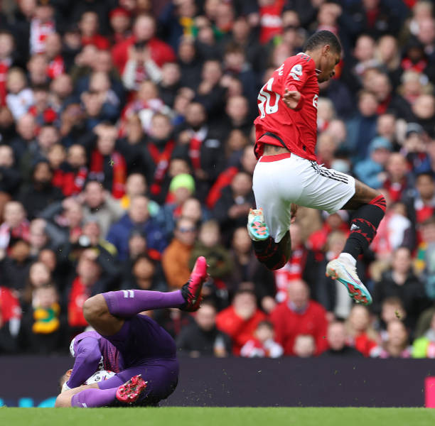 Chơi thiếu người trong 60 phút, MU may mắn thoát thua ảnh 8