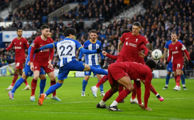 Mitoma ghi bàn tuyệt đẹp giữa vòng vây của Liverpool