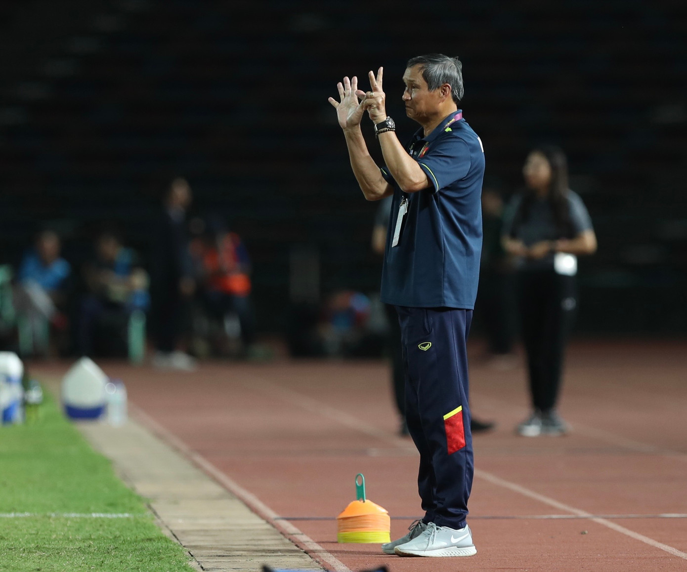 HLV Mai Đức Chung nhắc nhở học trò ngay trong lúc khởi động. Ảnh: Hữu Phạm HLV Mai Đức Chung nhắc nhở học trò ngay trong lúc khởi động. Ảnh: Hữu Phạm