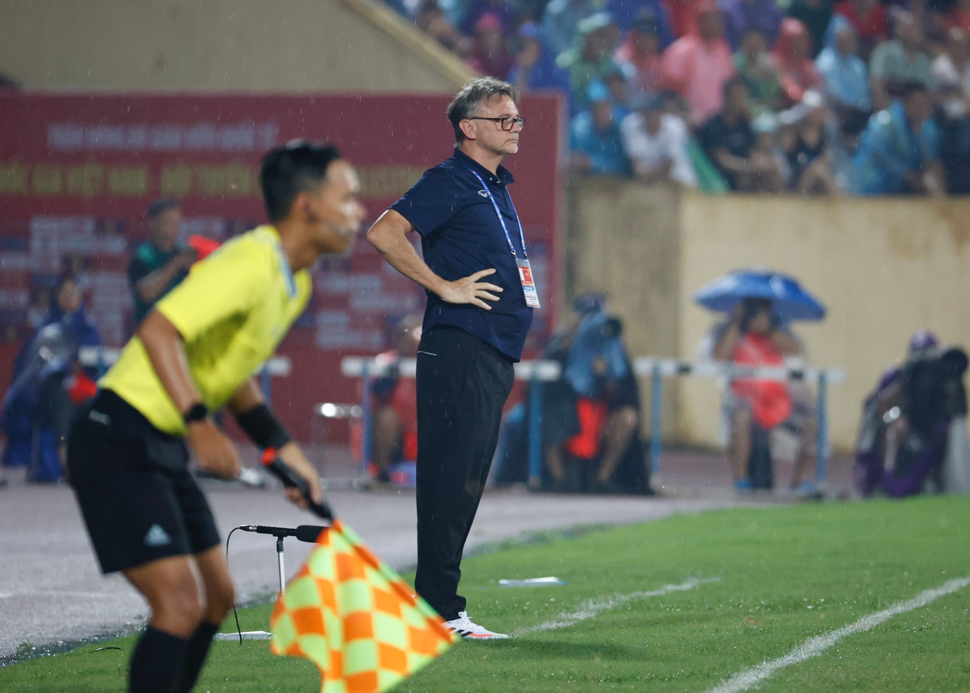 HLV Troussier không ngại mưa gió. Ảnh: Như Ý