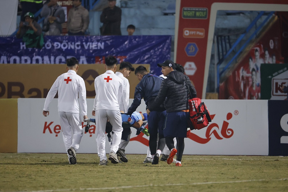 Tiến Linh nằm cáng rời sân ở trận gặp CAHN. Ảnh: Như Ý Tiến Linh nằm cáng rời sân ở trận gặp CAHN. Ảnh: Như Ý