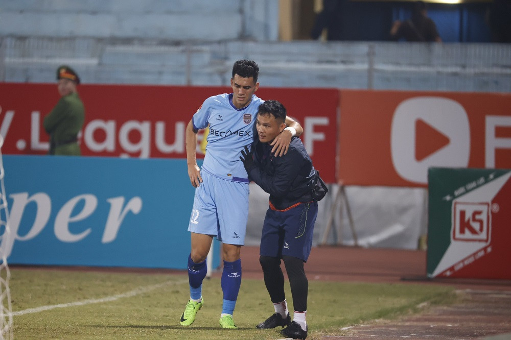 Tiến Linh cần người dìu bước đi. Ảnh: Như Ý Tiến Linh cần người dìu bước đi. Ảnh: Như Ý