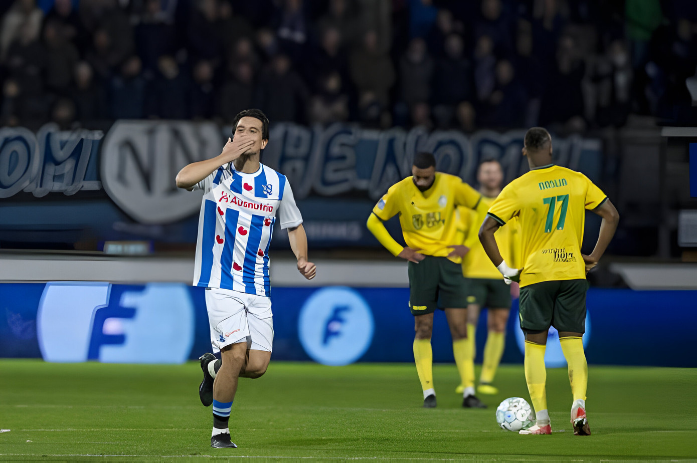 Thom Haye đã ra sân 14 trận ở mùa giải này cho Heerenveen Thom Haye đã ra sân 14 trận ở mùa giải này cho Heerenveen