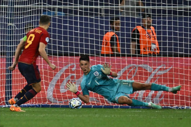 James Trafford trở thành người hùng của U21 Anh