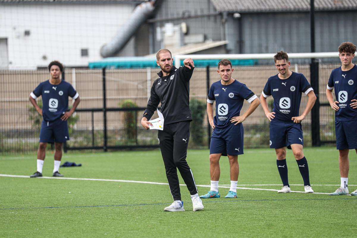 HLV Benjamin Bertrand thiếu bằng cấp cần thiết