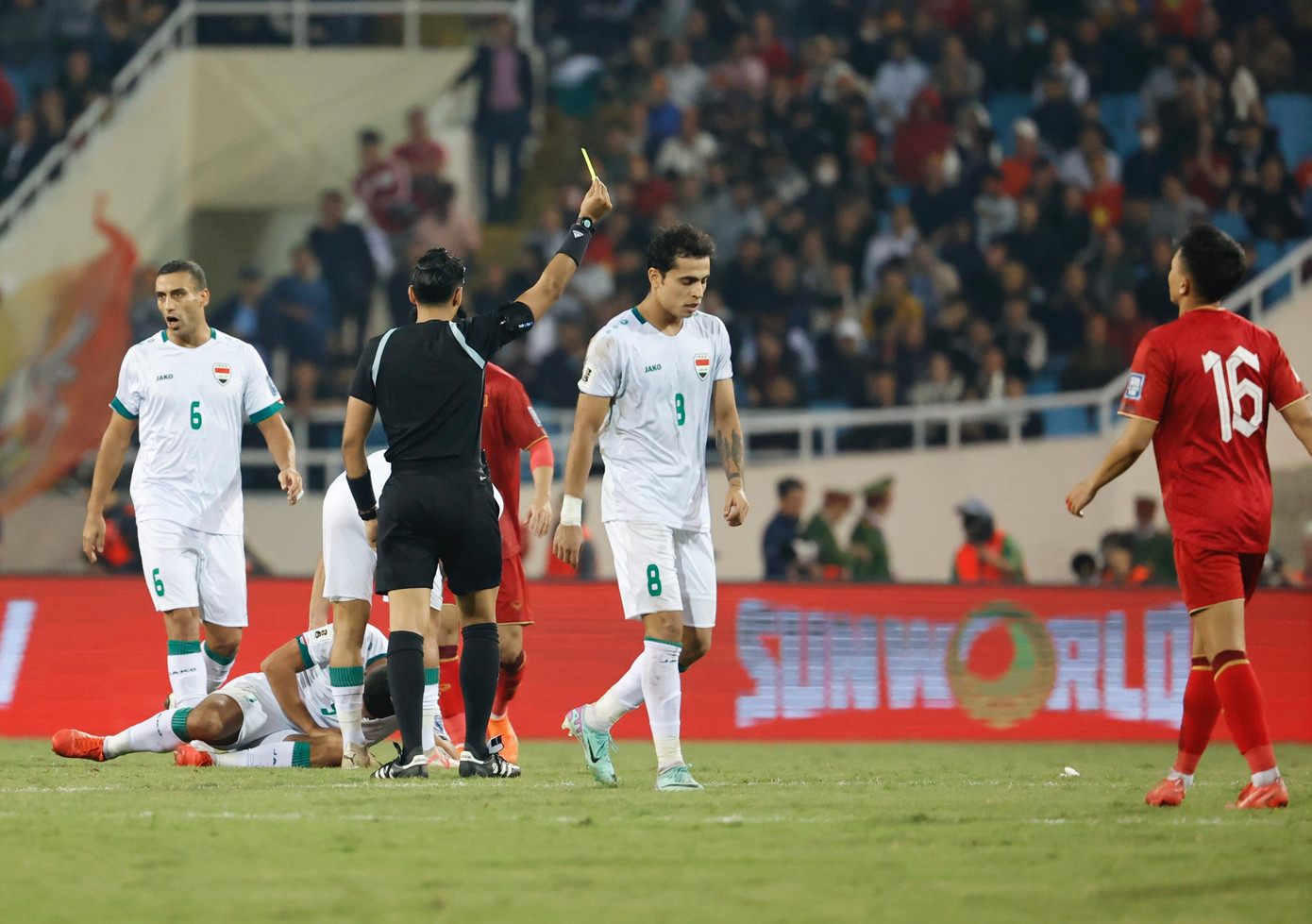 Tuấn Anh nhận thẻ vàng. Ảnh: Như Ý