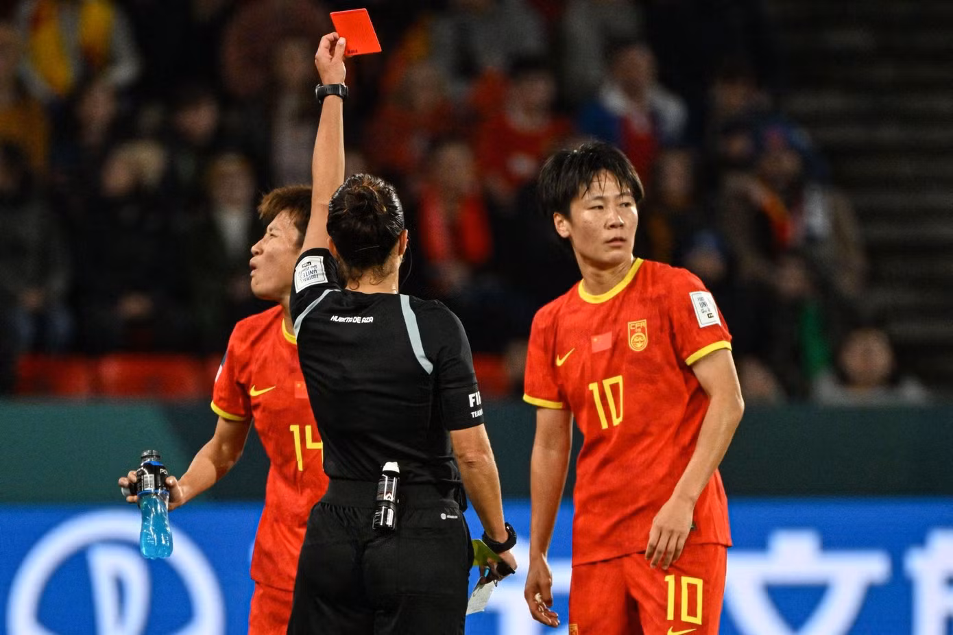 Zhang Rui đẩy tuyển nữ Trung Quốc vào thế khó. Ảnh: Getty