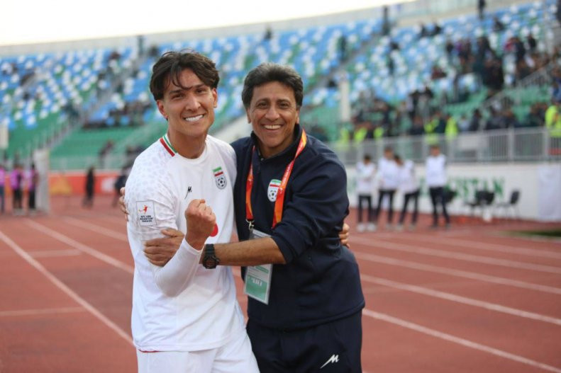 HLV Samad Marfavi ăn mừng sau trận đấu HLV Samad Marfavi ăn mừng sau trận đấu