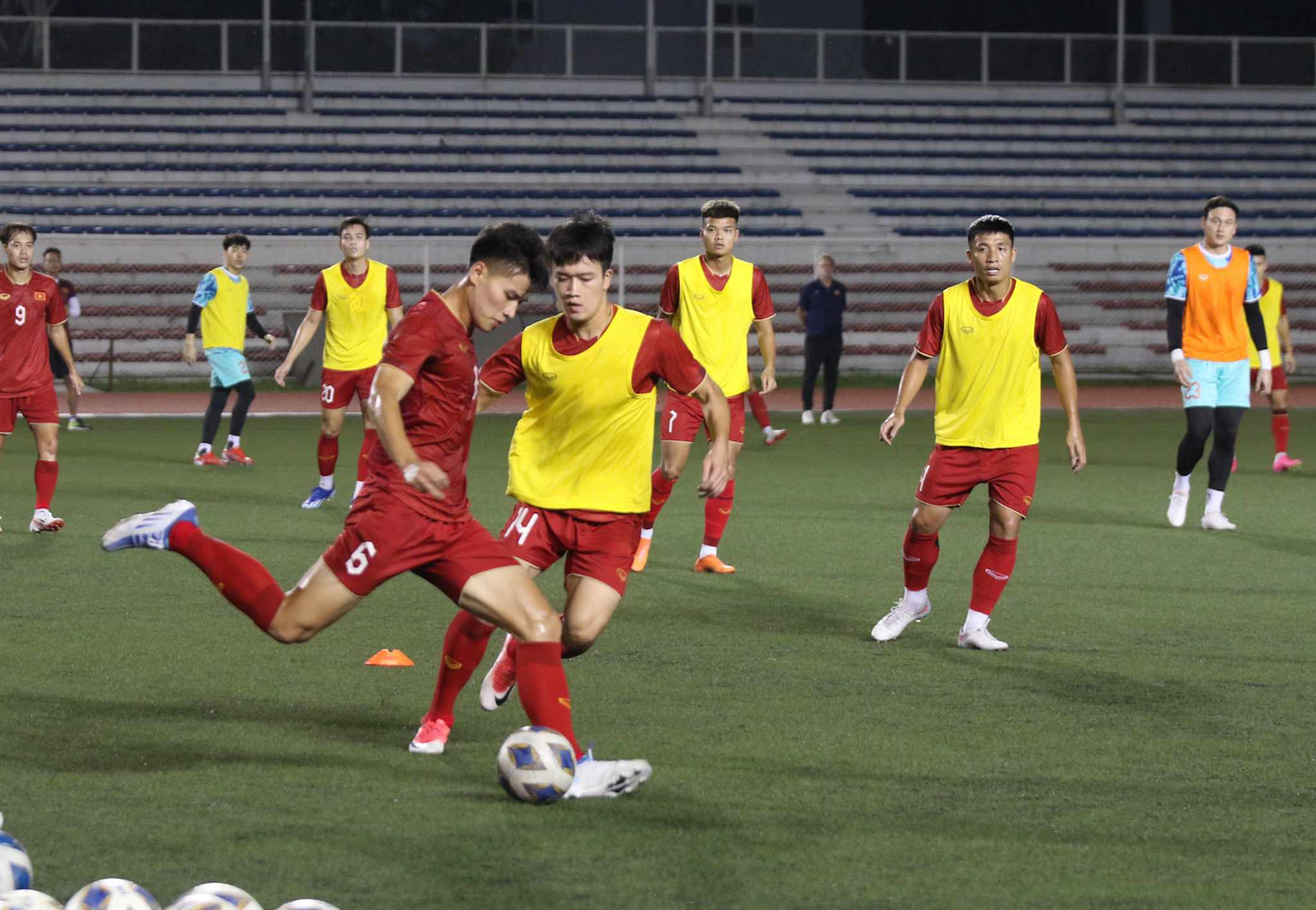 Các cầu thủ chăm chú hoàn thành bài tập, đồng thời hạn chế tranh chấp quyết liệt để tránh chấn thương. Các cầu thủ chăm chú hoàn thành bài tập, đồng thời hạn chế tranh chấp quyết liệt để tránh chấn thương.