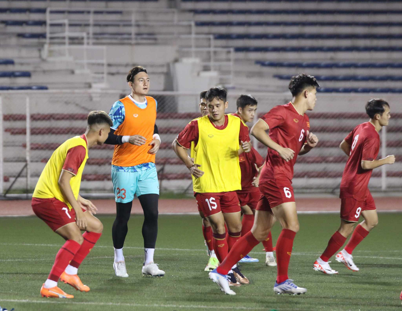Tuyển Việt Nam được chủ nhà Philippines ưu ái cho tập luyện ngay tại sân Rizal Memorial, gần khách sạn đóng quân của toàn đội ở Manila. Tuyển Việt Nam được chủ nhà Philippines ưu ái cho tập luyện ngay tại sân Rizal Memorial, gần khách sạn đóng quân của toàn đội ở Manila.