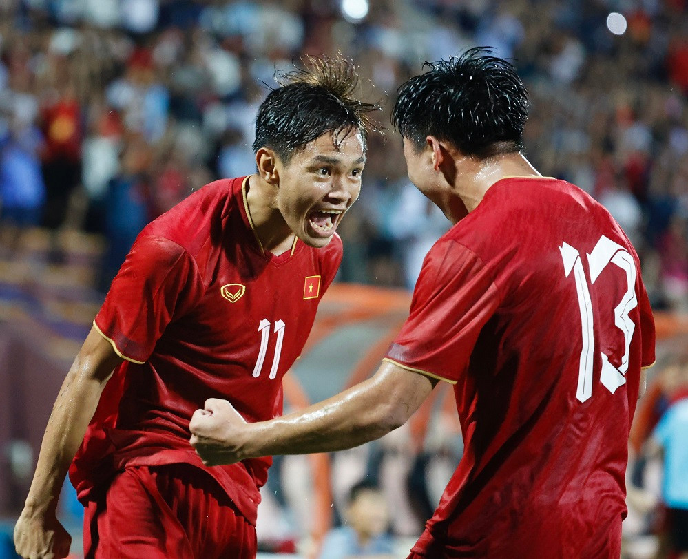 Vĩ Hào chia vui cùng các đồng đội. Ảnh: Như Ý