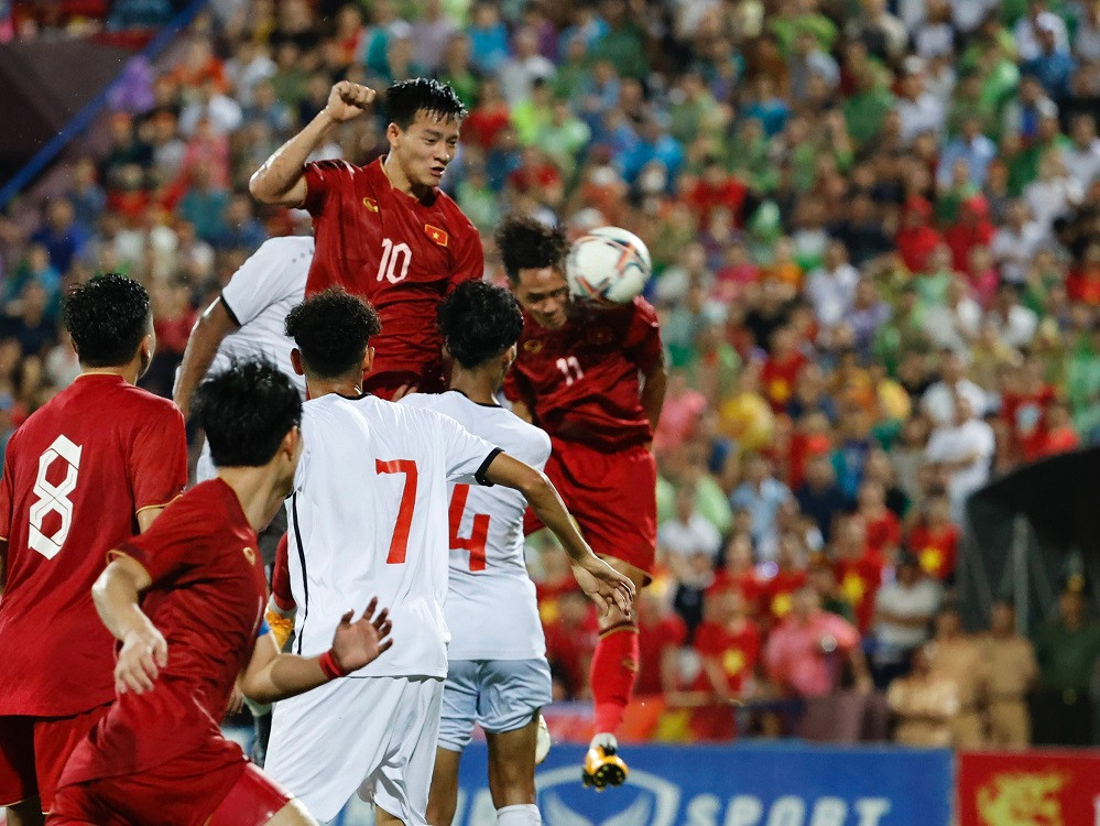 Bùi Vĩ Hào chọn đúng điểm rơi đánh đầu ghi bàn cho U23 Việt Nam. Ảnh: Như Ý