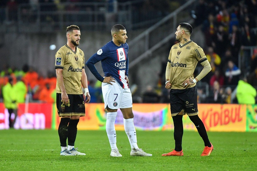Mbappe bất lực trước hàng thủ Lens