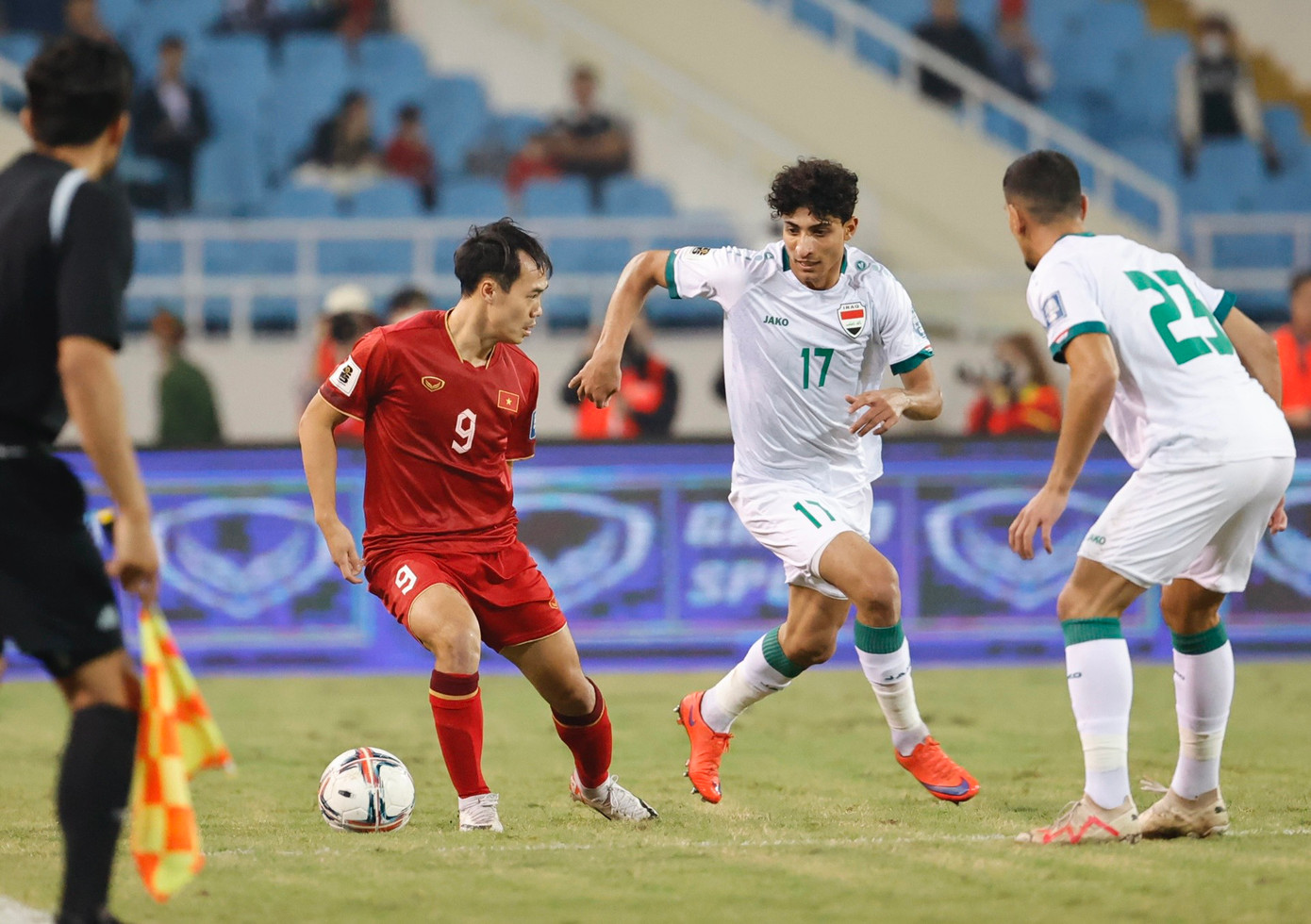 Văn Toàn cầm bóng sẵn sàng đột phá. Ảnh: Như Ý