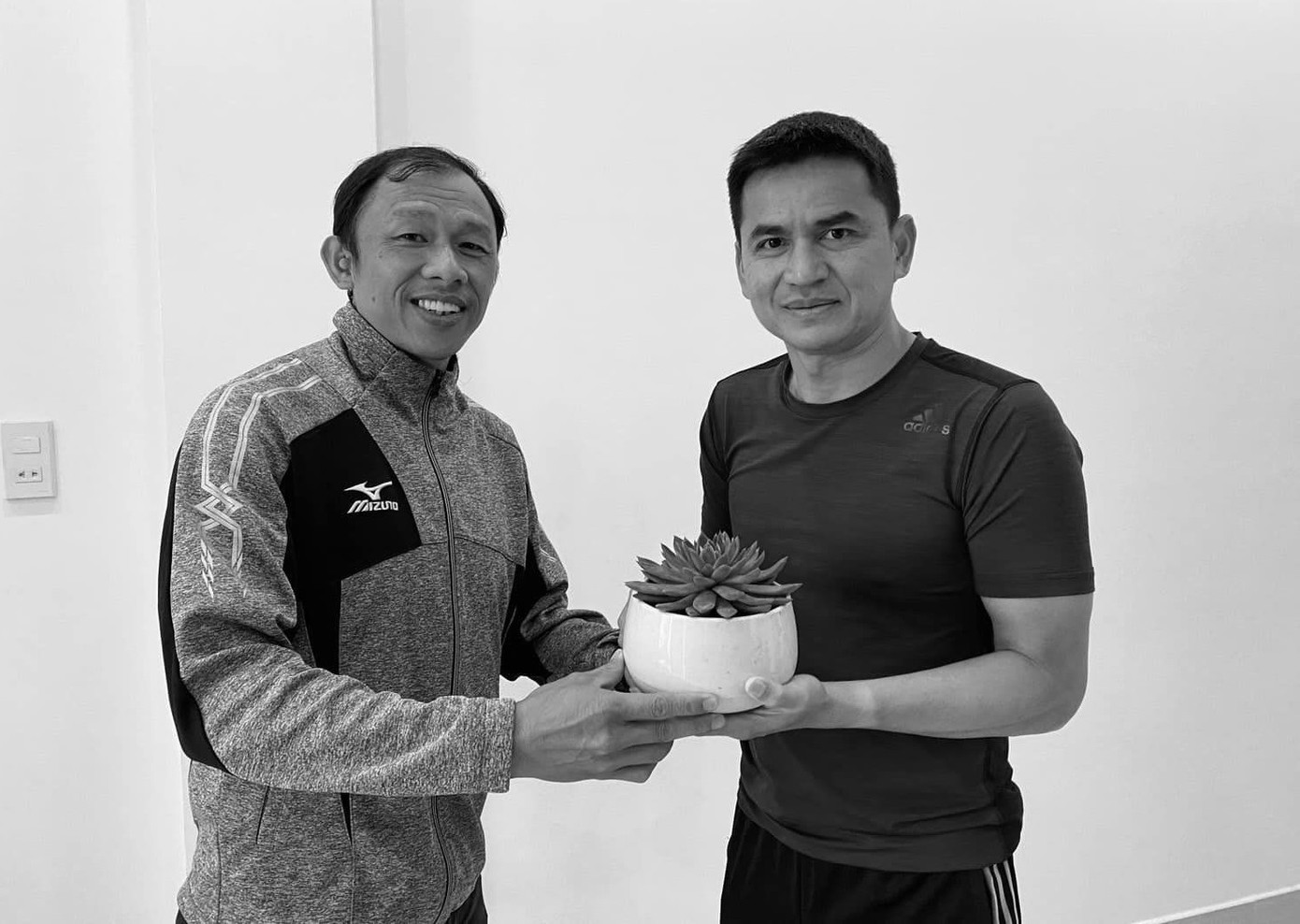 HLV Dương Minh Ninh tặng HLV Kiatisuk xương rồng, sen đá để vơi nỗi nhớ nhà