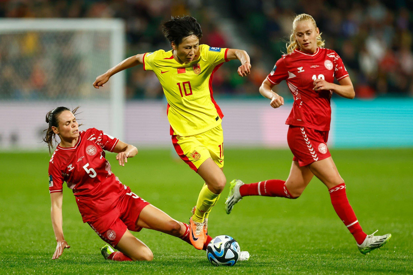 Tuyển nữ Trung Quốc chịu áp lực phải thắng Haiti. Tuyển nữ Trung Quốc chịu áp lực phải thắng Haiti.