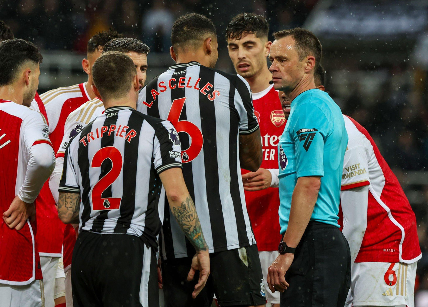 Trọng tài Stuart Attwell nhận vô số chỉ trích sau trận Newcastle vs Arsenal Trọng tài Stuart Attwell nhận vô số chỉ trích sau trận Newcastle vs Arsenal