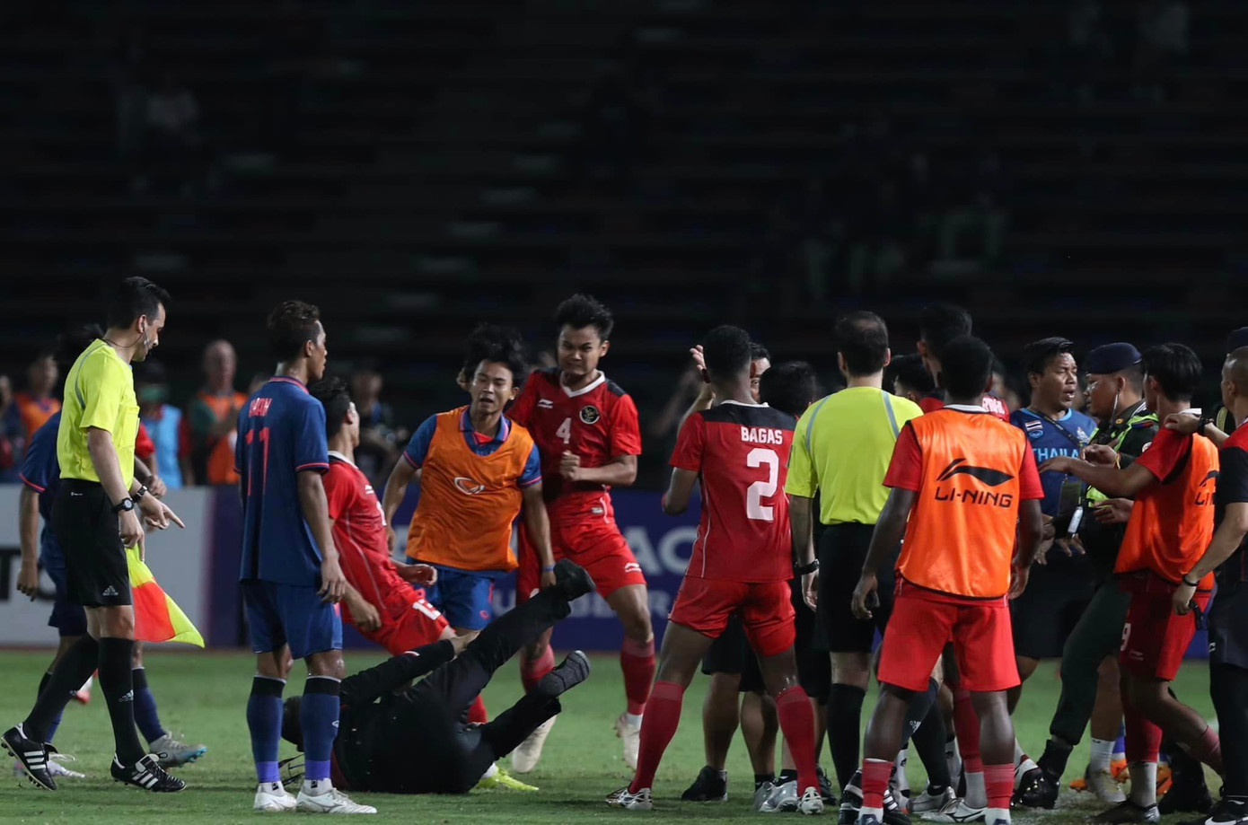 Trưởng đoàn U22 Indonesia bị quật ngã. Ảnh: Hữu Phạm