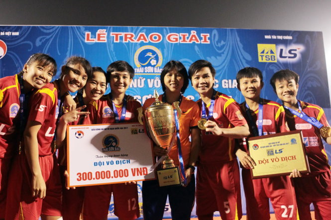 HLV Đoàn Thị Kim Chi (giữa)