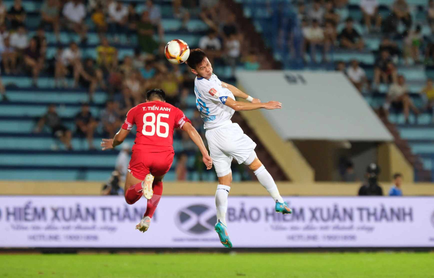 Hậu vệ Nam Định ngăn cản Tiến Anh dứt điểm. Ảnh: Mạnh Thắng