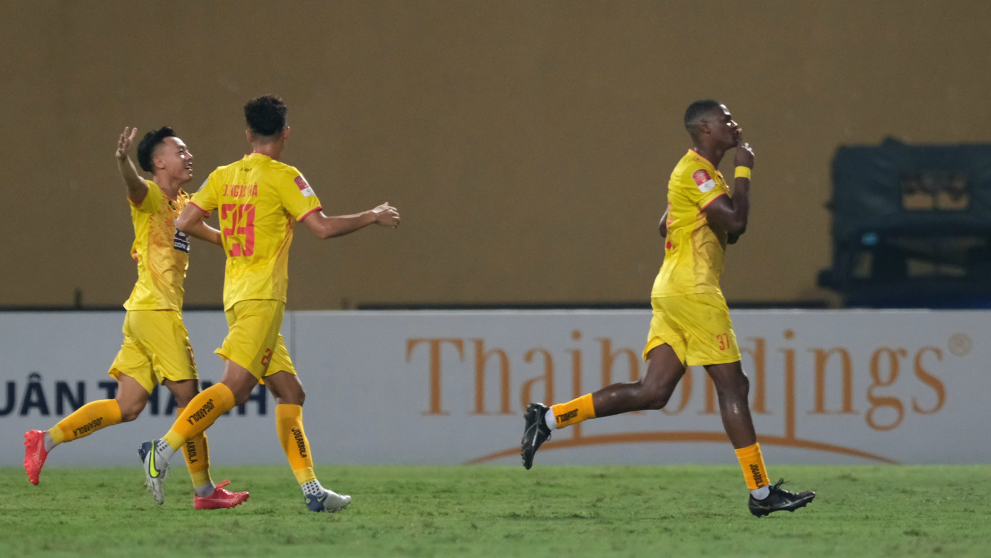 Bruno ăn mừng siêu phẩm. Ảnh: Mạnh Thắng