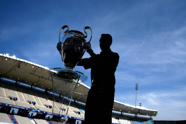 Chiếc cúp tai voi sẽ được đặt ở vị trí này cho đến khi thuộc về đội chiến thắng