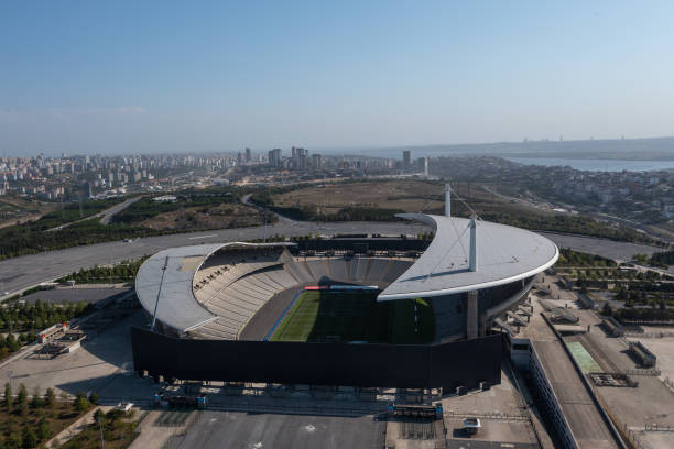 Ataturk Olympic có sức chứa gần 75.000 người, là sân vận động lớn nhất Thổ Nhĩ Kỳ