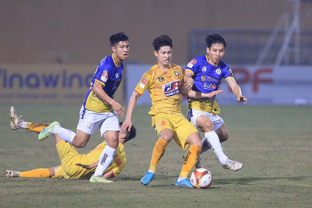 Hùng Dũng sẽ nghỉ thi đấu 1 tháng tới. Ảnh: VPF