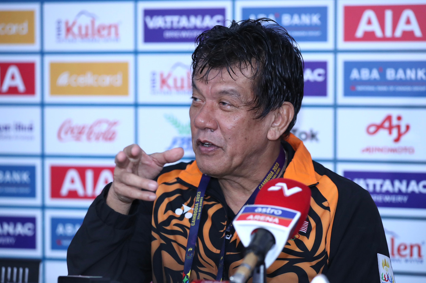 HLV Elavarasan Elangowan trách... trời mưa. Ảnh: Hữu Phạm