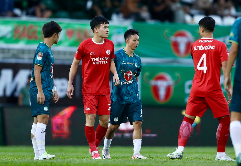 Ngôi sao của Thể Công Viettel bị các cầu thủ HAGL theo kèm rất chặt. Ảnh: Duy Anh Ngôi sao của Thể Công Viettel bị các cầu thủ HAGL theo kèm rất chặt. Ảnh: Duy Anh
