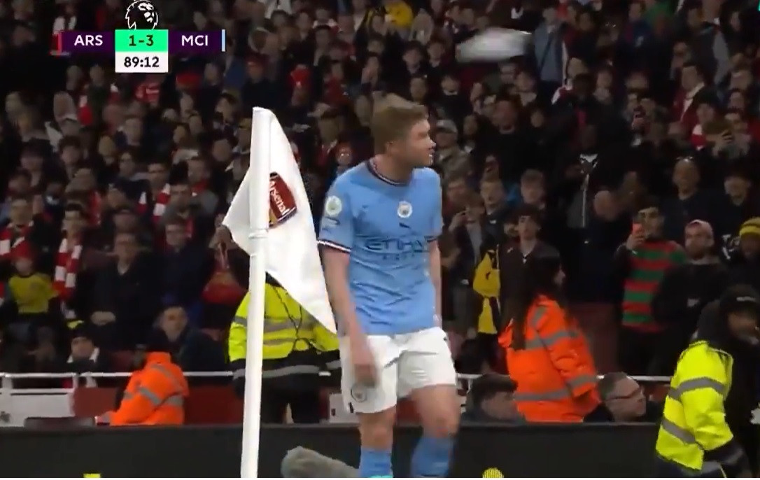 De Bruyne lạnh lùng tránh đòn của fan Arsenal De Bruyne lạnh lùng tránh đòn của fan Arsenal