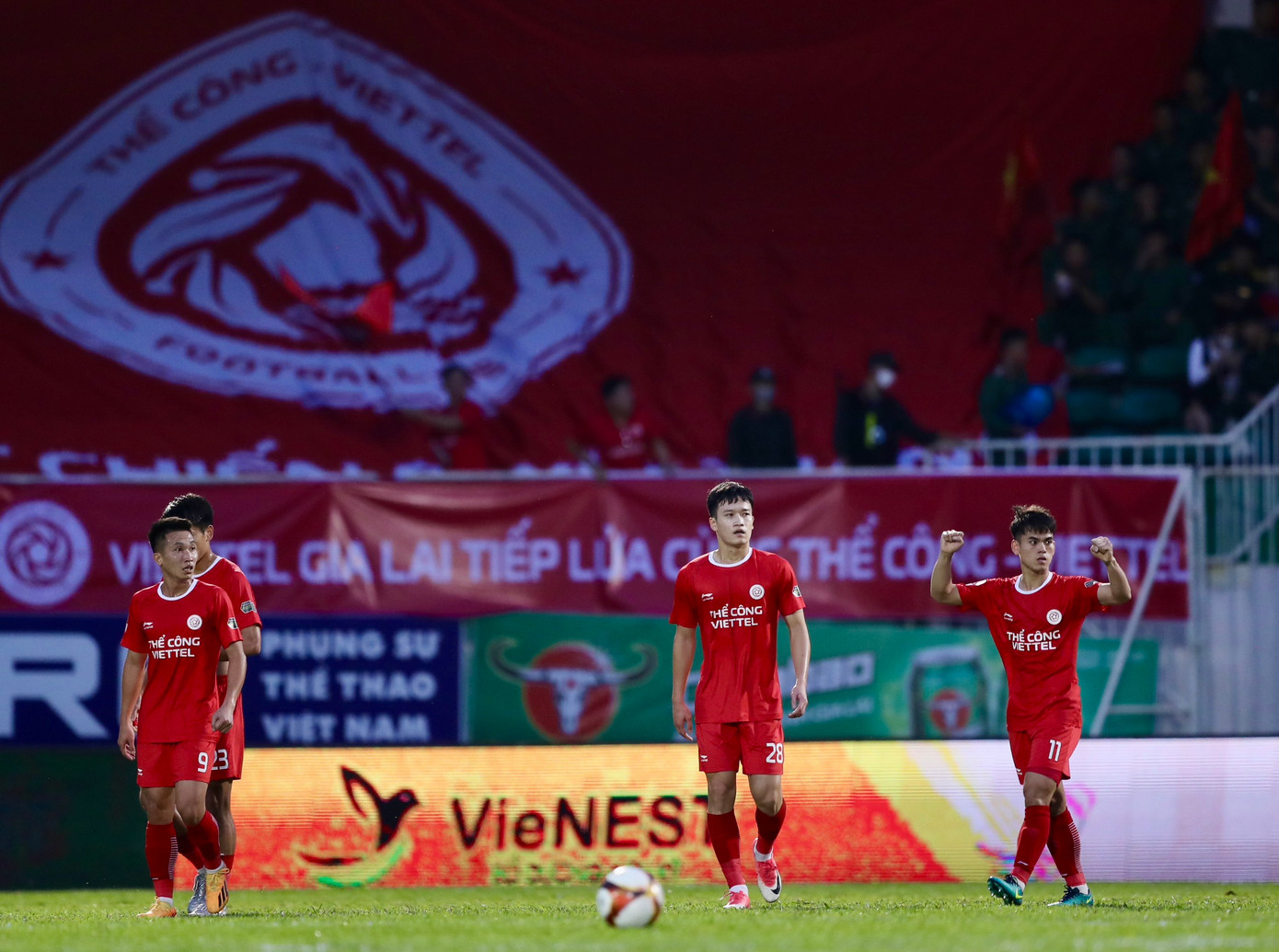 Hoàng Đức và Văn Khang tạo ra bàn thắng thứ 2 cho Thể Công Viettel. Ảnh: Duy Anh Hoàng Đức và Văn Khang tạo ra bàn thắng thứ 2 cho Thể Công Viettel. Ảnh: Duy Anh