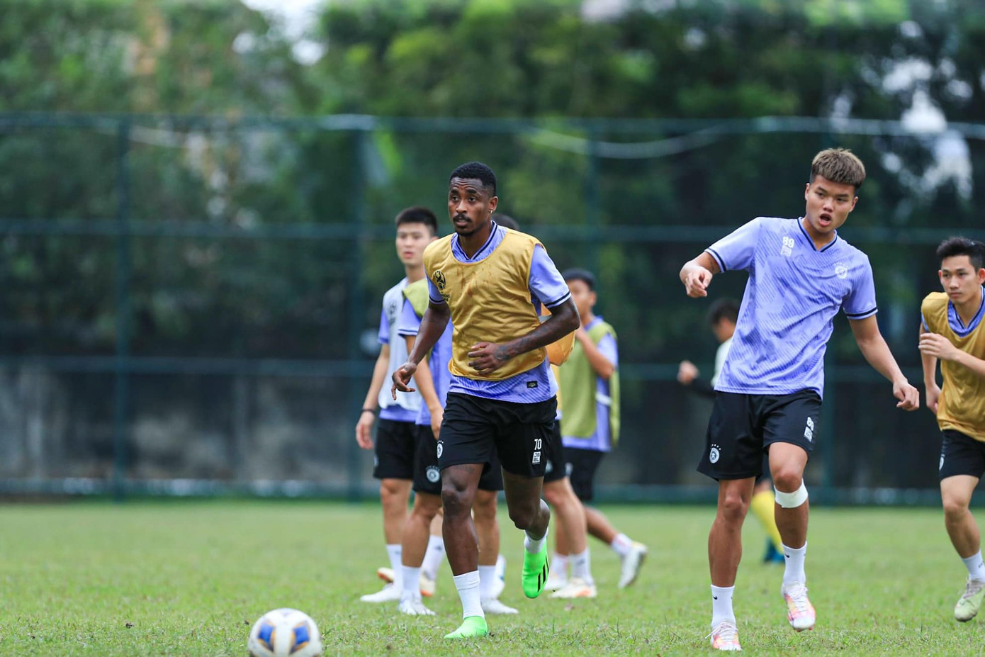 Denilson (giữa) vẫn chưa thể ra mắt V-League Denilson (giữa) vẫn chưa thể ra mắt V-League