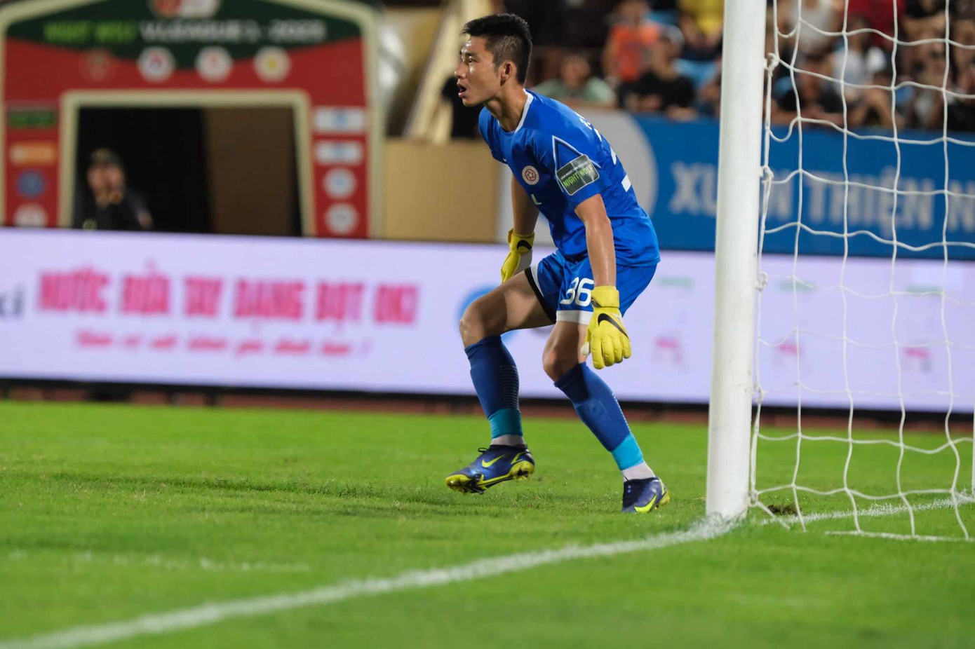 Thủ môn Văn Phong tập trung trước sức ép của chủ nhà. Ảnh: Mạnh Thắng