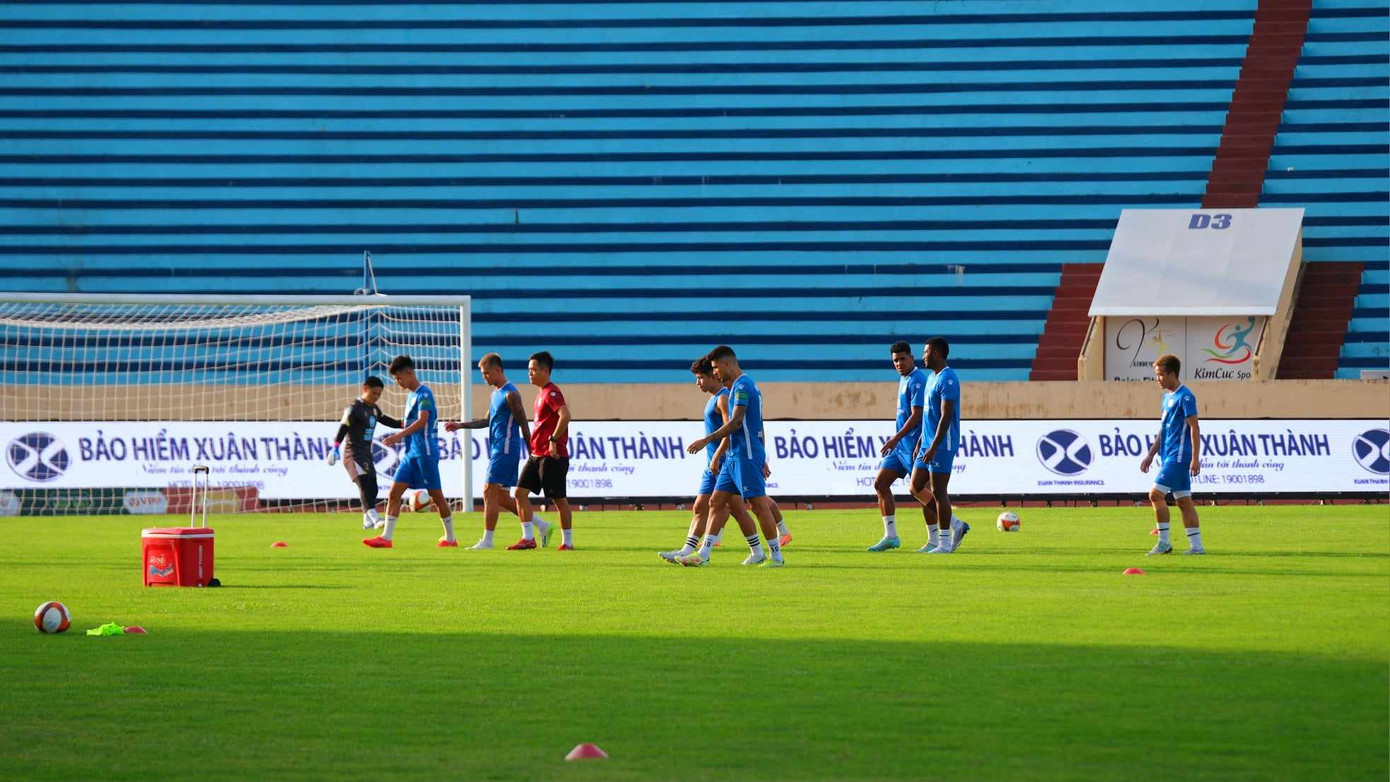 Trời có thể sẽ dịu bớt khi bóng lăn. Ảnh: Mạnh Thắng