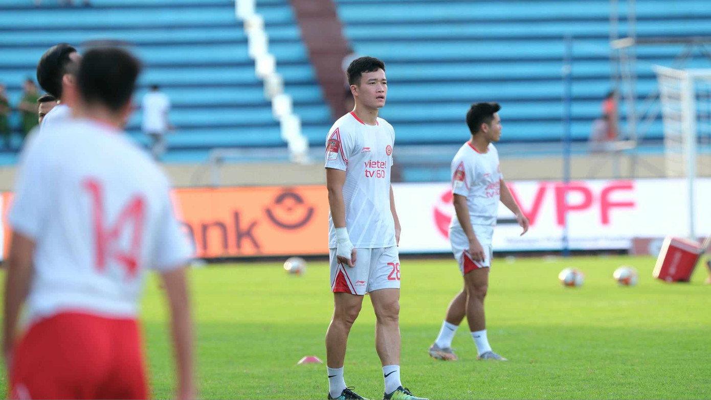 Hoàng Đức phải băng bó cổ tay. Ảnh: Mạnh Thắng