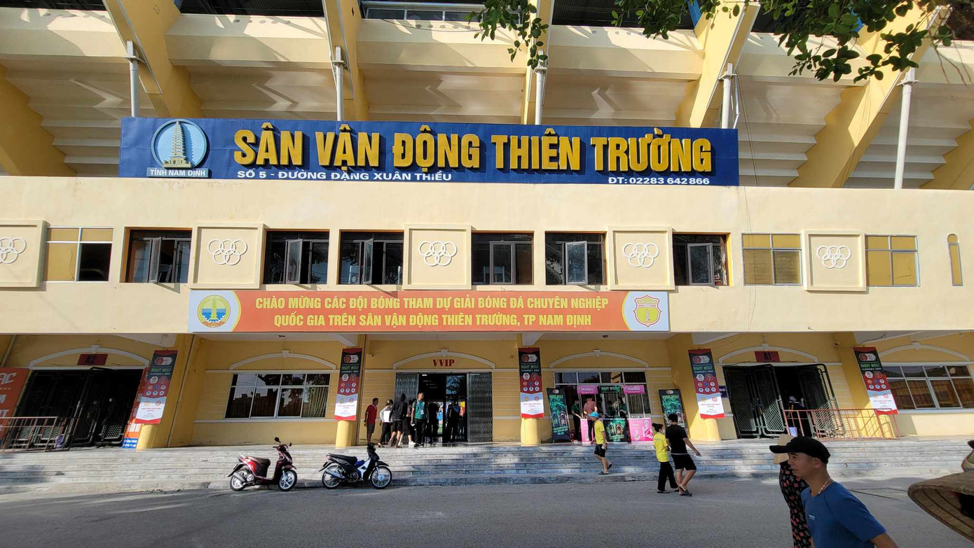 Sắp đến giờ thi đấu nhưng sân Thiên Trường vẫn vắng vẻ. Ảnh: Mạnh Thắng