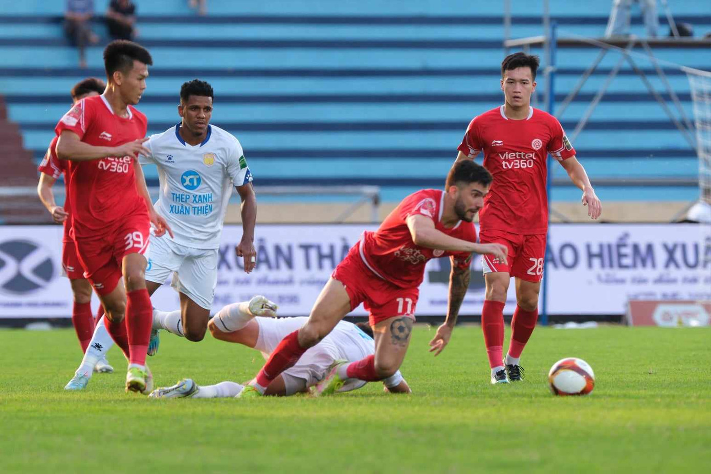 Các cầu thủ Nam Định gặp nhiều khó khăn trước Viettel. Ảnh: Nam Định