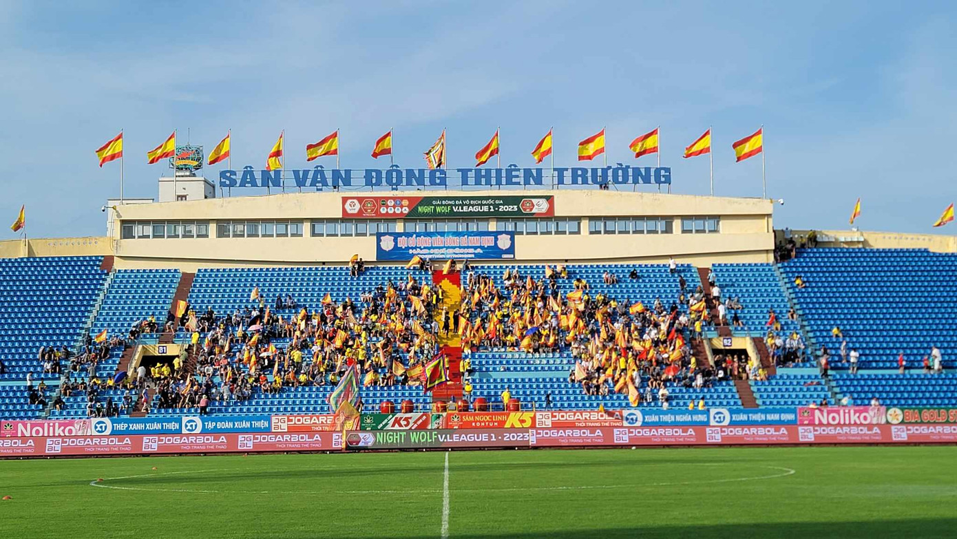 Chỉ có một phần nhỏ khán đài A được phủ kín. Ảnh: Mạnh Thắng